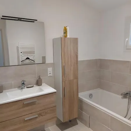 펜션 House On Winery Azille